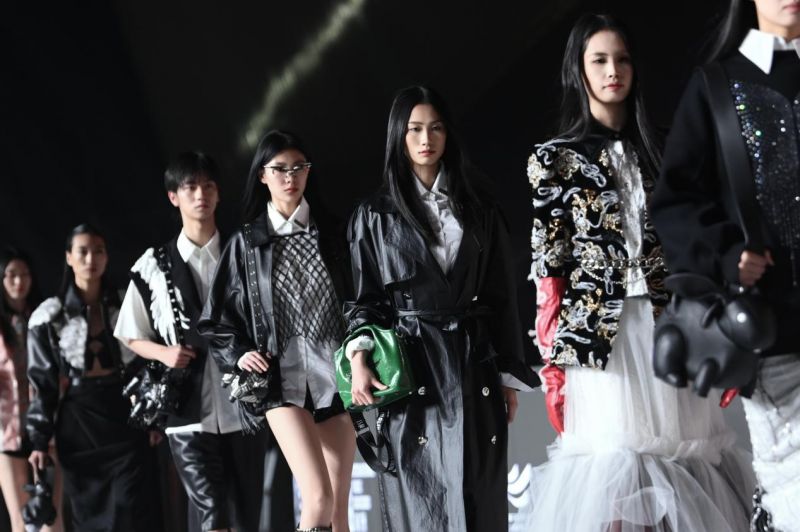 中港皮具城亮相广州时尚产业大会 联名金顶奖设计师首发新品