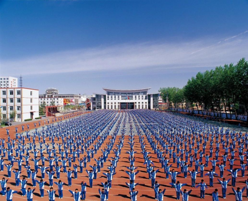 跟风深圳校服：捡了管理“懒政”，丢了审美，漠视学生