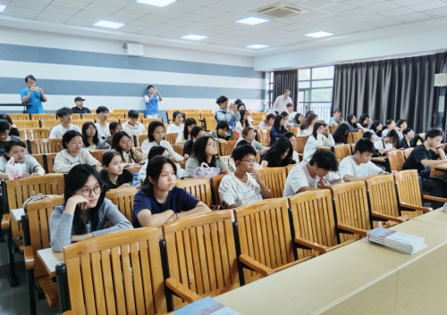 富华名创公司创始人杨青香走进东莞职业学院