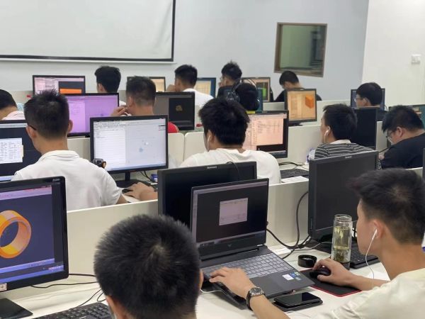 数控编程培训新风向：深圳光明政群培训中心如何打造智能制造人才高地